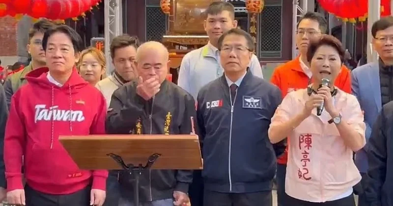 ЧП в прямом эфире: пожилого мужчину стошнило на президента Тайваня (ВИДЕО)