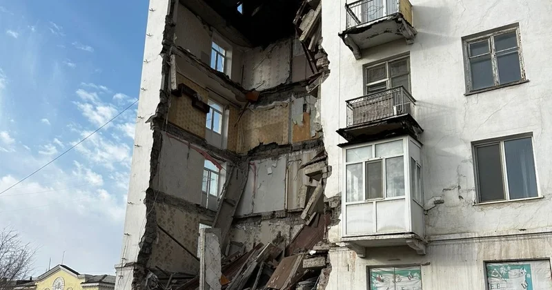 Балқашта көпқабатты тұрғын үйдің кіреберісі опырылды