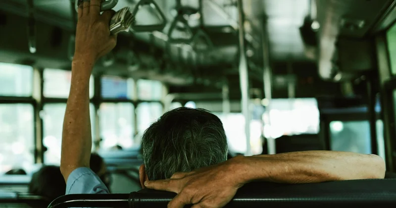 В автобусе Усть Каменогорска пытались наказать мужчину за приставания к девочкам