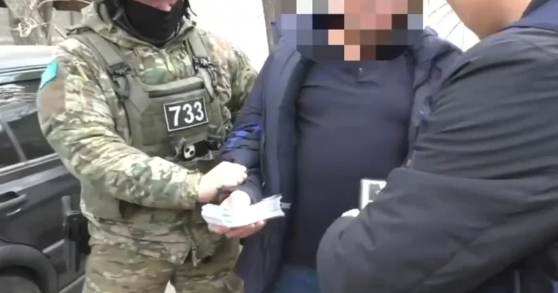 Үнсіздік үшін 5 миллион : Таразда бопсалаушыны ұстау сәті видеоға түсіп қалды