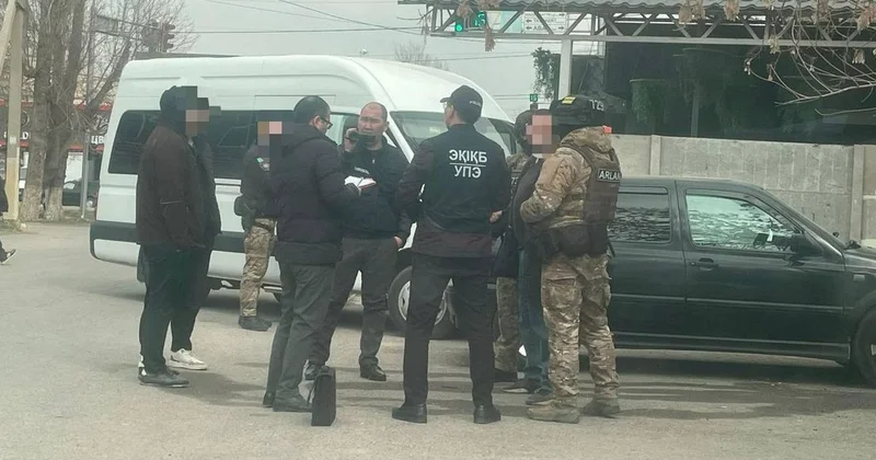 Общественника задержали с поличным на юге Казахстана (видео)