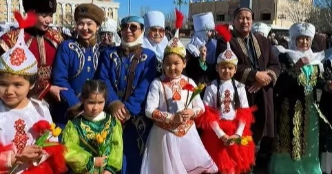 Мыңдаған адам Қызылорда көшелерінде ұлттық киіммен жүрді