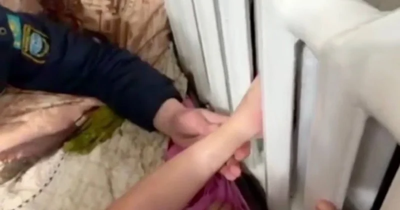 Ребенок оказался в ловушке в Кокшетау: пришлось вызывать спасасателей