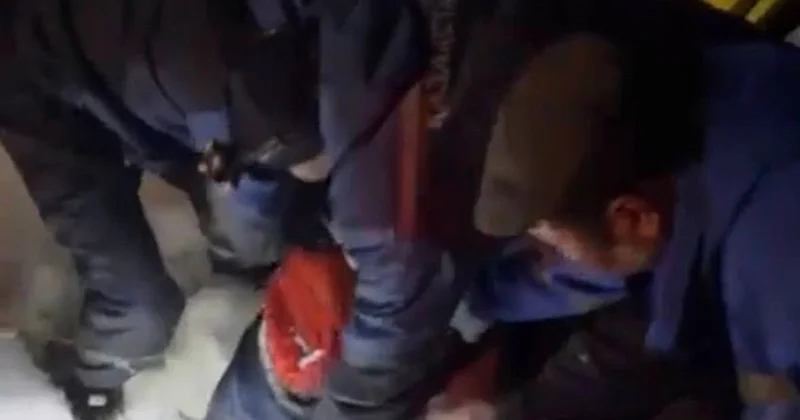 Мужчина провалился в открытый колодец в Темиртау: его вытаскивали спасатели (видео)