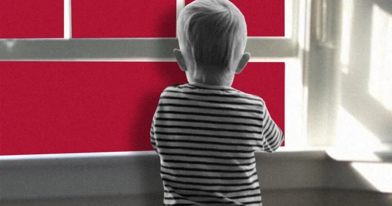 Ребенка из квартиры с открытым балконом спасли в Щучинске