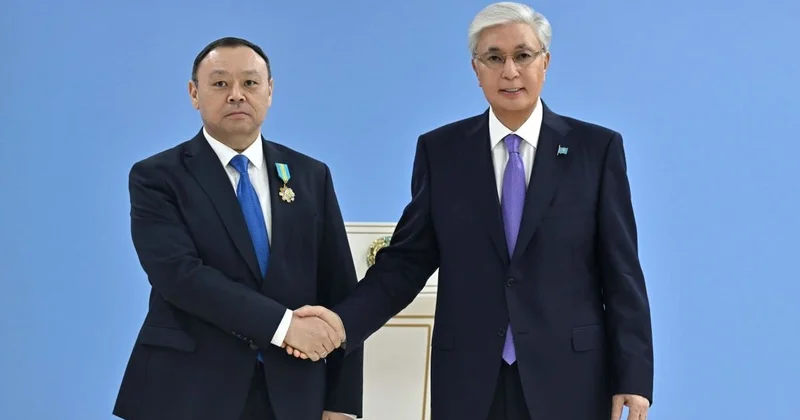 Токаев вручил награды некоторым казахстанцам