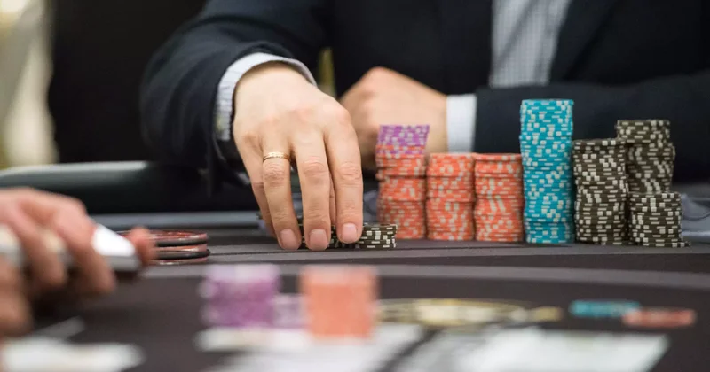 Екібастұзда он мемлекеттік қызметші құмар ойын ойнаған