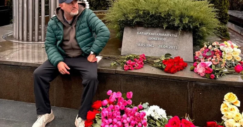 Как же тебя не хватает : российский певец посетил могилу Батырхана Шукенова