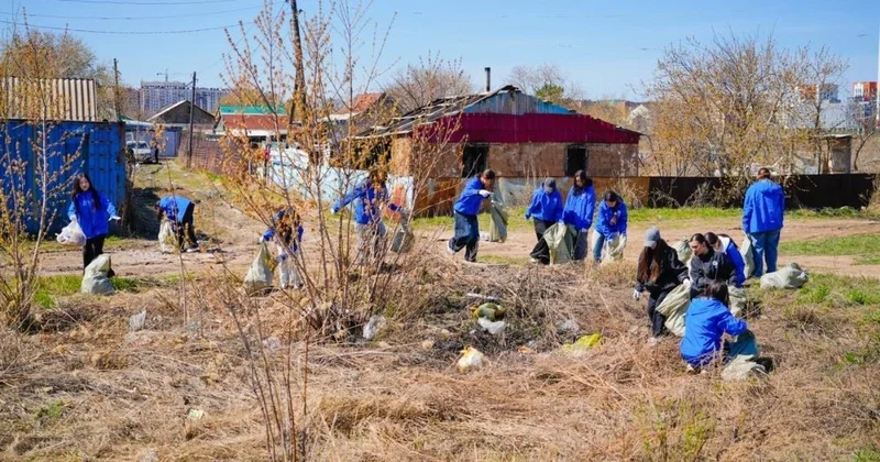 Астанада 200 ге жуық адам Есіл жағалауын тазартуға шықты