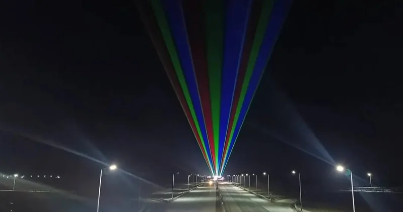 Енді Үшарал Достық тасжолында жүргізушілерді лазер сүйемелдейді