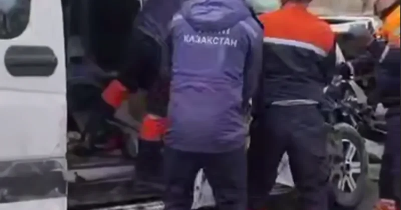 Серьезное ДТП с микроавтобусом и грузовиком произошло в Жетысу