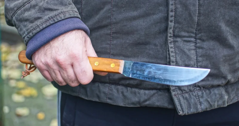 Шымкент тұрғыны көше ортасында әйелді пышақтап өлтіріп, түрмеден құтылып кетті
