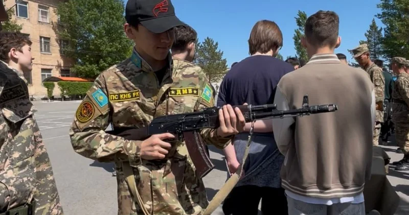 Теміртауда Ұлттық ұланның 5516 әскери бөлімінде 200 оқушыға арналған ашық есік күні өтті