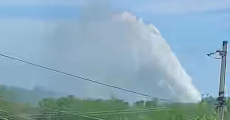 Фонтан до уровня 4 этажного дома: мощный прорыв трубы попал на видео в Карагандинской области