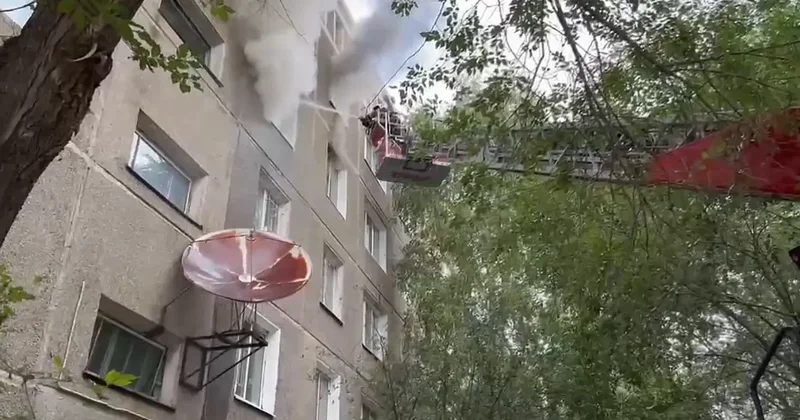 Пять человек эвакуировали при пожаре из пятиэтажки в Усть Каменогорске