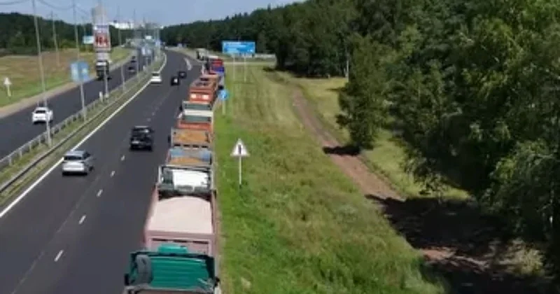 Более 30 большегрузов бросили водители на выезде из Петропавловска, чтобы избежать взвешивания: полиции пришлось обеспечивать безопасность на дороге