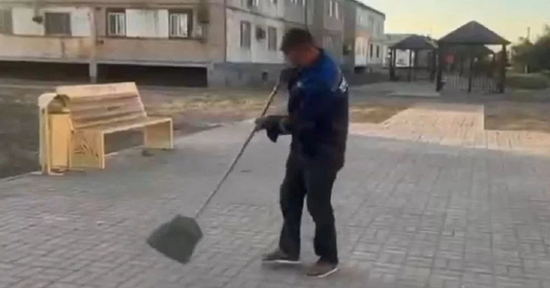 Казахстанца отправили подметать улицы после прямого эфира в TikTok