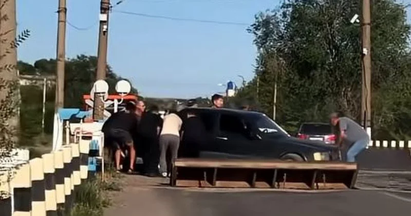 Автомобиль заглох прямо на рельсах в Караганде