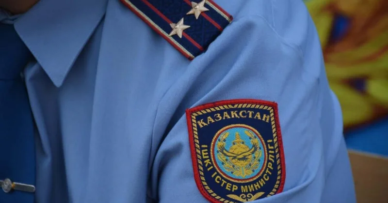 Светили в лицо и рылись в карманах: алматинские полицейские попали под служебную проверку