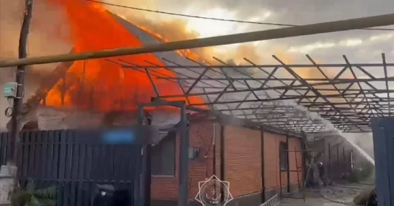 Жилой дом, баня и постройки загорелись в Алматы (видео)