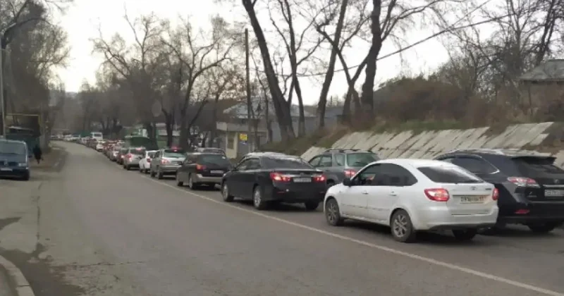 Жандосов көшесінде жол жөндеу жұмыстары жалғасуда қозғалысқа шектеу қойылды