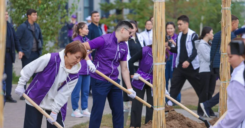 Таза Қазақстан : Астанада Әділет партиясының өкілдері жалпықалалық сенбілікке қатысып, ағаш екті