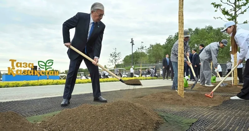 Тоқаев Президент саябағының аумағында ағаш екті