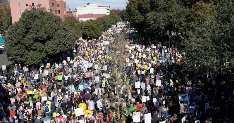 АҚШ пен Еуропада Патшаларға жол жоқ ұранымен митингілер өтіп жатыр