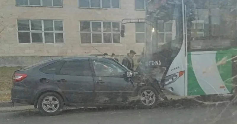 Автомобиль влетел в автобус в Петропавловске