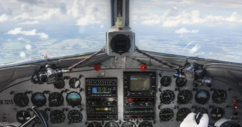 Boeing 737 жолаушылар ұшағының алдыңғы әйнегі 11 шақырым биікте жарылып кетті