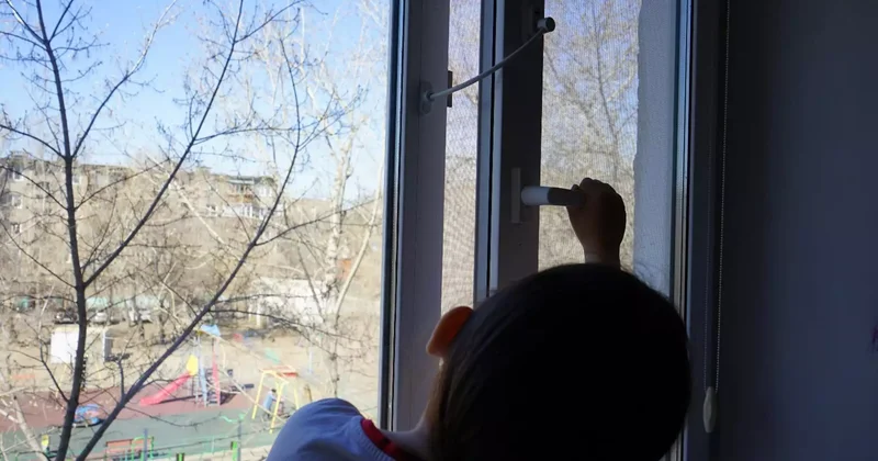 Әжесі су алуға кеткен : Ақтауда қараусыз қалған екі баланы полицейлер құтқарды