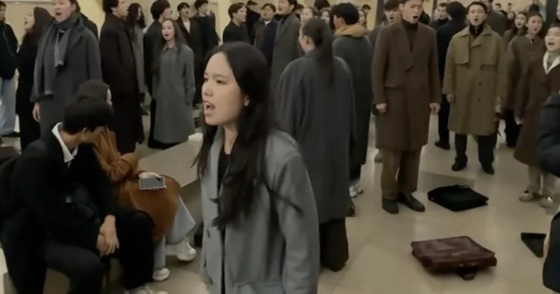 Молодежь устроила перформанс в метро Алматы (ВИДЕО)