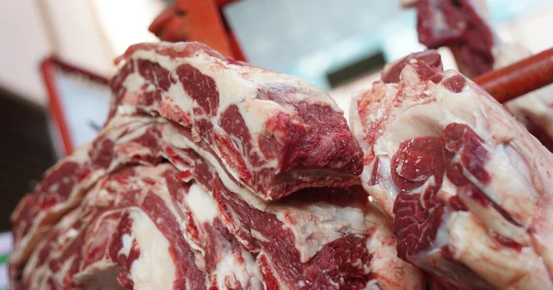 С фальшивыми печатями : мясом неизвестного происхождения торговали на рынке в Астане