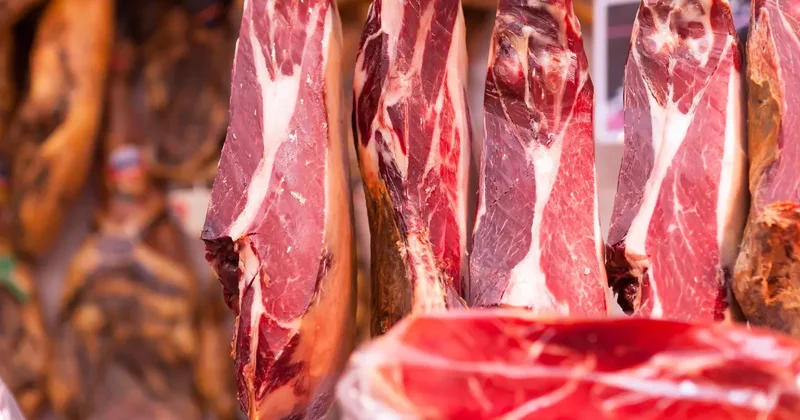 На рынке в Астане торговали непроверенным мясом с поддельными печатями