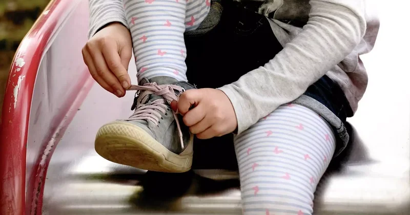 Қарағандыда баласының қолын байлап, үйде жалғыз қалдырған әйел ана құқынан айырылды