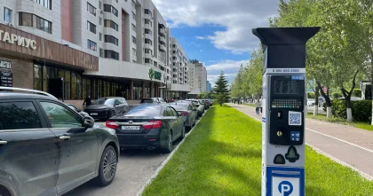 Депутат требует раскрыть условия договоров операторов платных парковок с акиматами