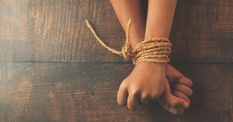 Мать связала руки : после увиденного в замочную скважину у карагандинки забрали сына