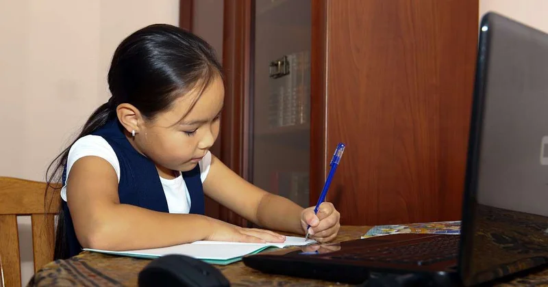 В области Абай более 10 тысяч учащихся переведены на дистанционку