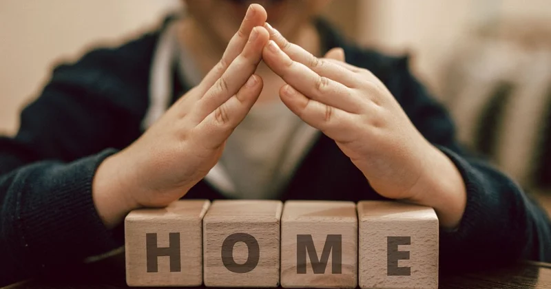 Карагандинка связала руки сыну и оставила одного в квартире