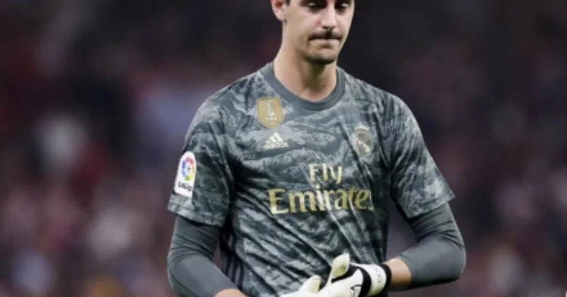 Тибо Куртуа қазақ жанкүйеріне қолғабын сыйға тартты