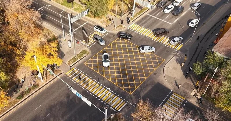 Стало известно, когда водителей в Алматы начнут штрафовать за выезд на вафельный перекресток