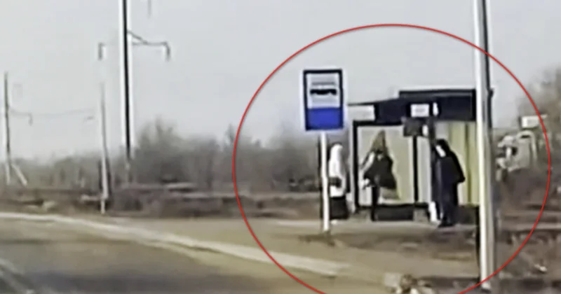 Мужчина разгромил автобусную остановку после ссоры с женой в Актобе (ВИДЕО)