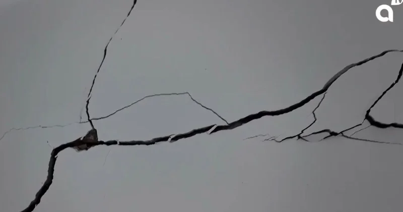 Стена может упасть : построенные для пострадавших от паводков в СКО дома трещат по швам (видео)