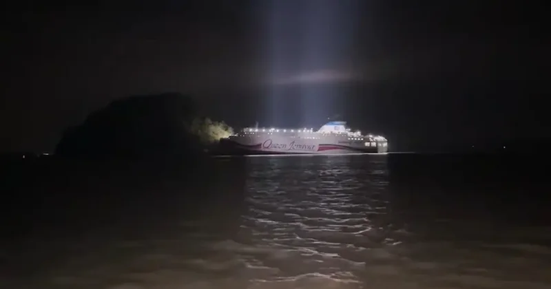 267 человек на борту: пассажирский паром ударился о скалы близ побережья Южной Кореи