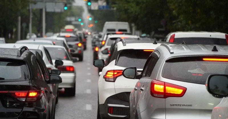 Улицы Алматы забиты пробками : продлить несколько улиц до Каскелена и трасс предложил депутат