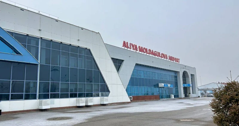 Ақтөбе әуежайында жолаушыларды шығарып салуға келген ер адам бірден үш бап бойынша жазаланды