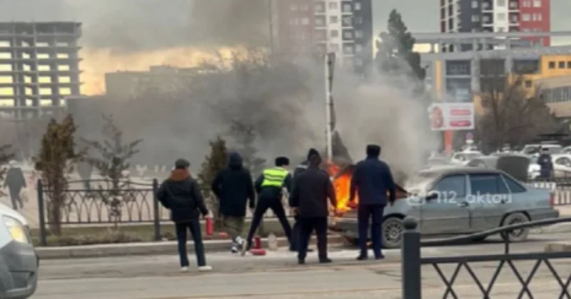Полицейские в Актау потушили пожар на дороге и спасли жизнь водителю