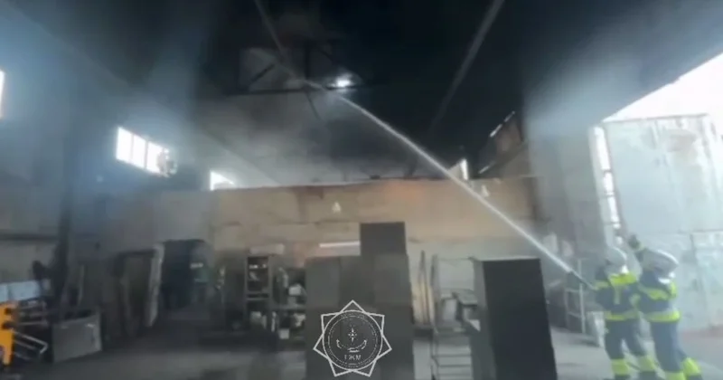 Цех по производству медицинских изделий загорелся в Шымкенте (видео)