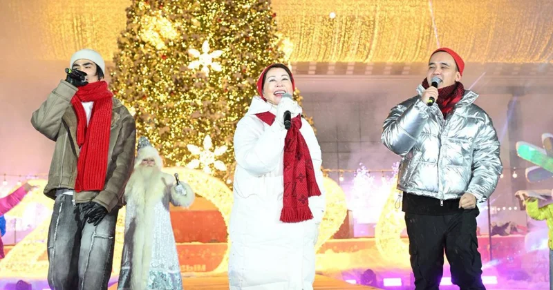 Главная елка Алматы засияла на площади Абая