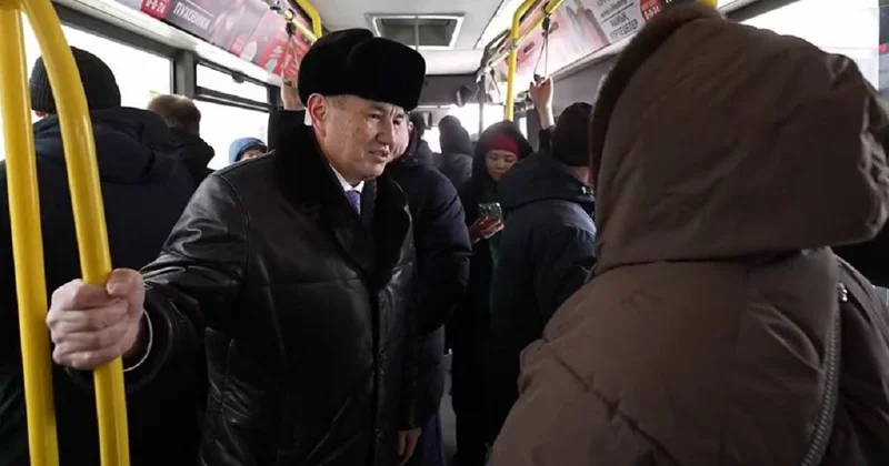 Акима ВКО сняли на видео в автобусе